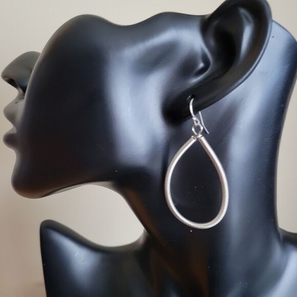 Silver Tone Fashion Jewelry teardrop dangle earring. - Picture 1 of 3